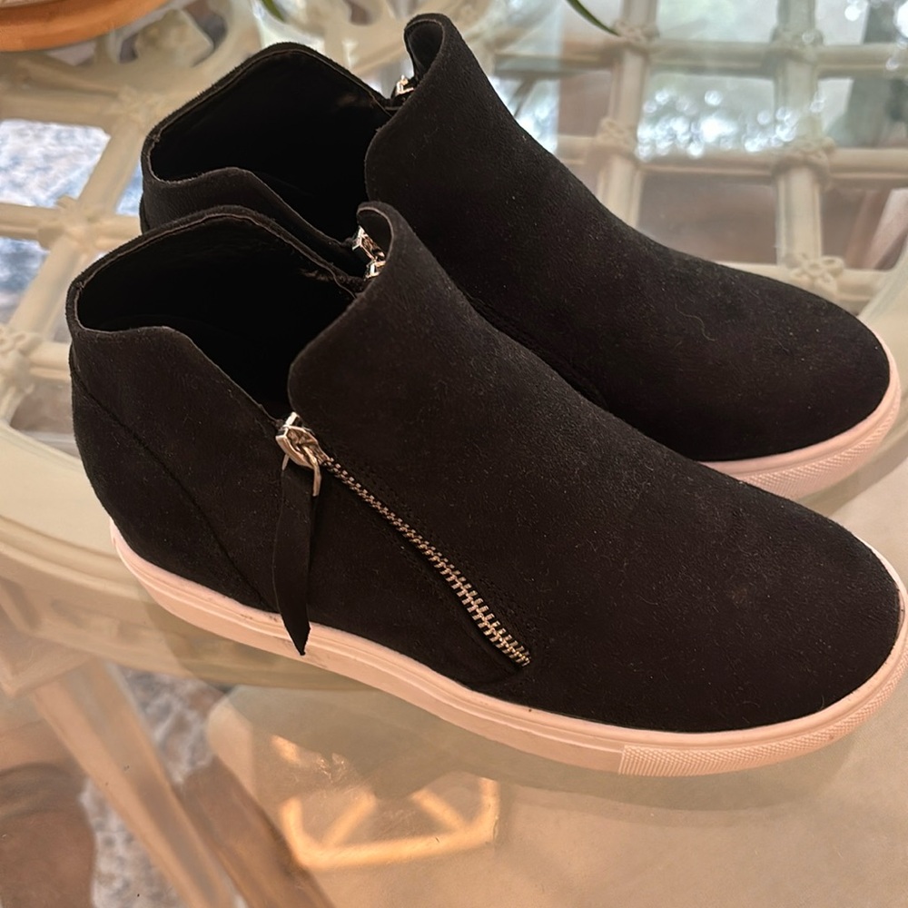 Fabkids wedge zip up sneakers size 3